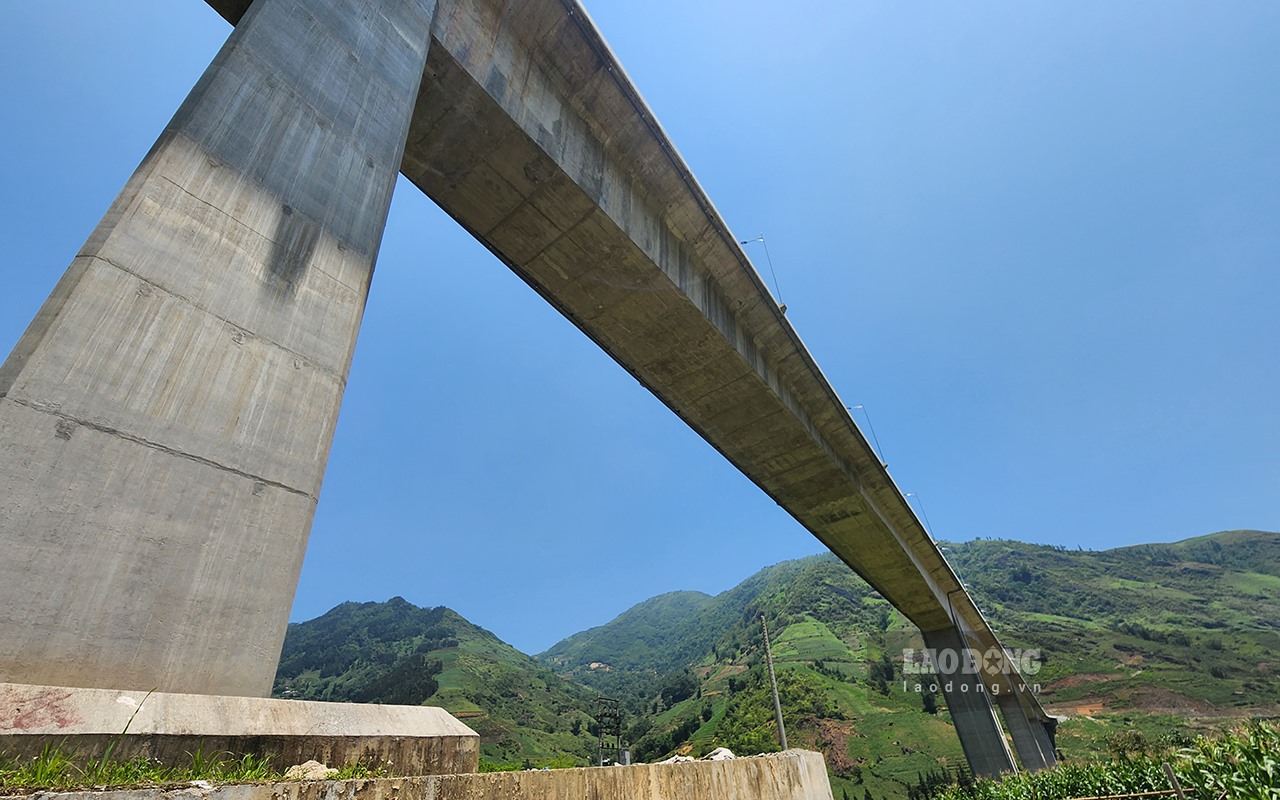 Những hạng mục của cây cầu đã gần như hoàn chỉnh. Theo chia sẻ của Chủ tịch UBND thị xã Sa Pa Tô Ngọc Liễn, sau khi tất cả các tuyến đường kết nối được xây dựng hoàn chỉnh, khoảng tháng 8.2023 cầu Móng Sến sẽ chính thức thông xe đi vào hoạt động, khai thác.
