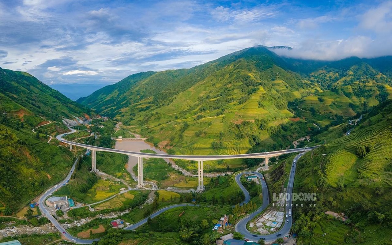 Cầu cạn Móng Sến được khởi công ngày 3.1.2021, hợp long ngày 29.9.2021. Tổng số vốn đầu tư cho dự án khoảng 450 tỉ đồng.