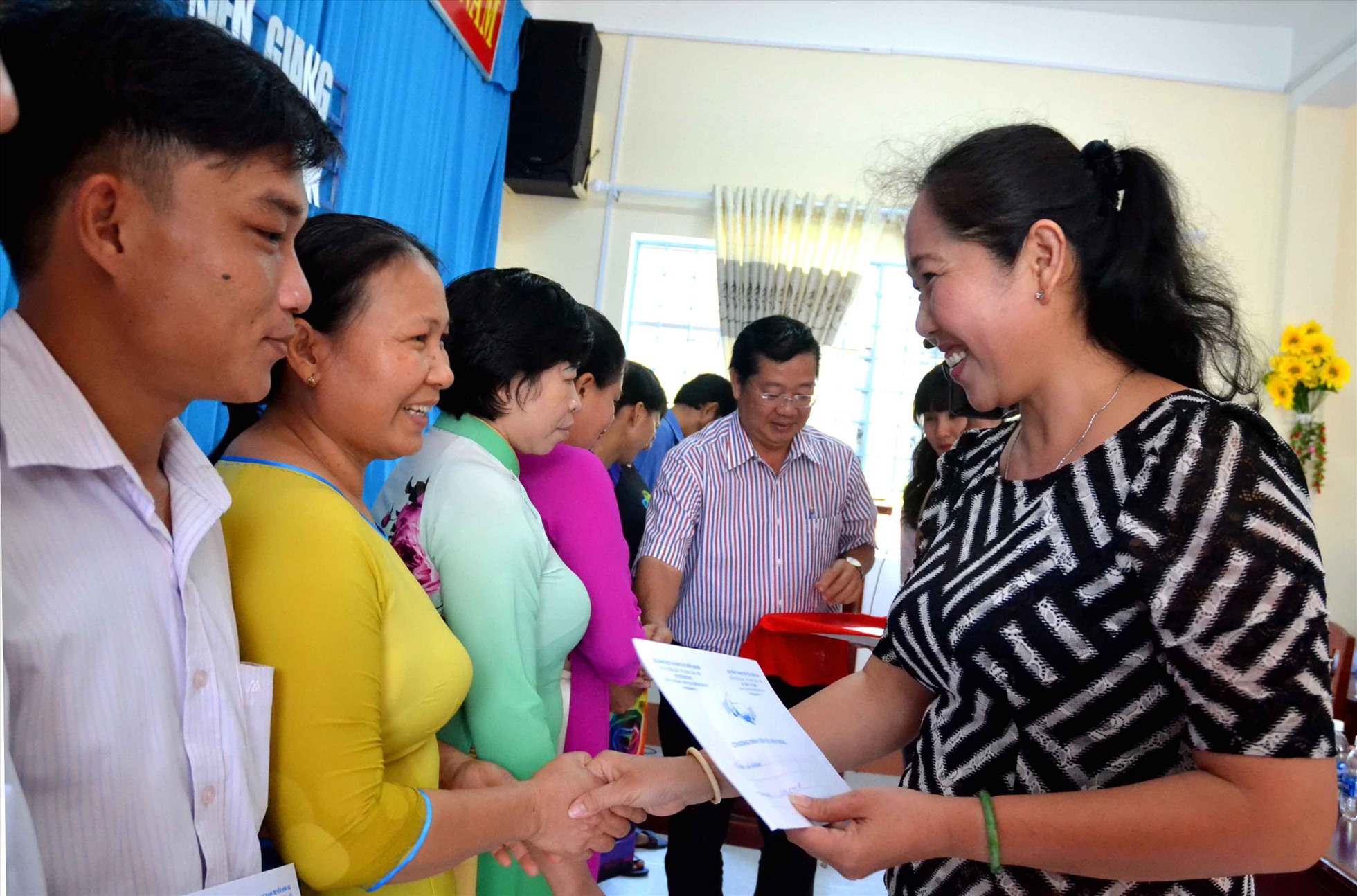 Chủ tịch Công đoàn ngành Giáo dục Kiên Giang Lâm Thị Mạnh hỗ trợ quà cho đoàn viên nhà giáo tại xã đảo Lại Sơn (Kiên Hải). Ảnh: Lâm Điền
