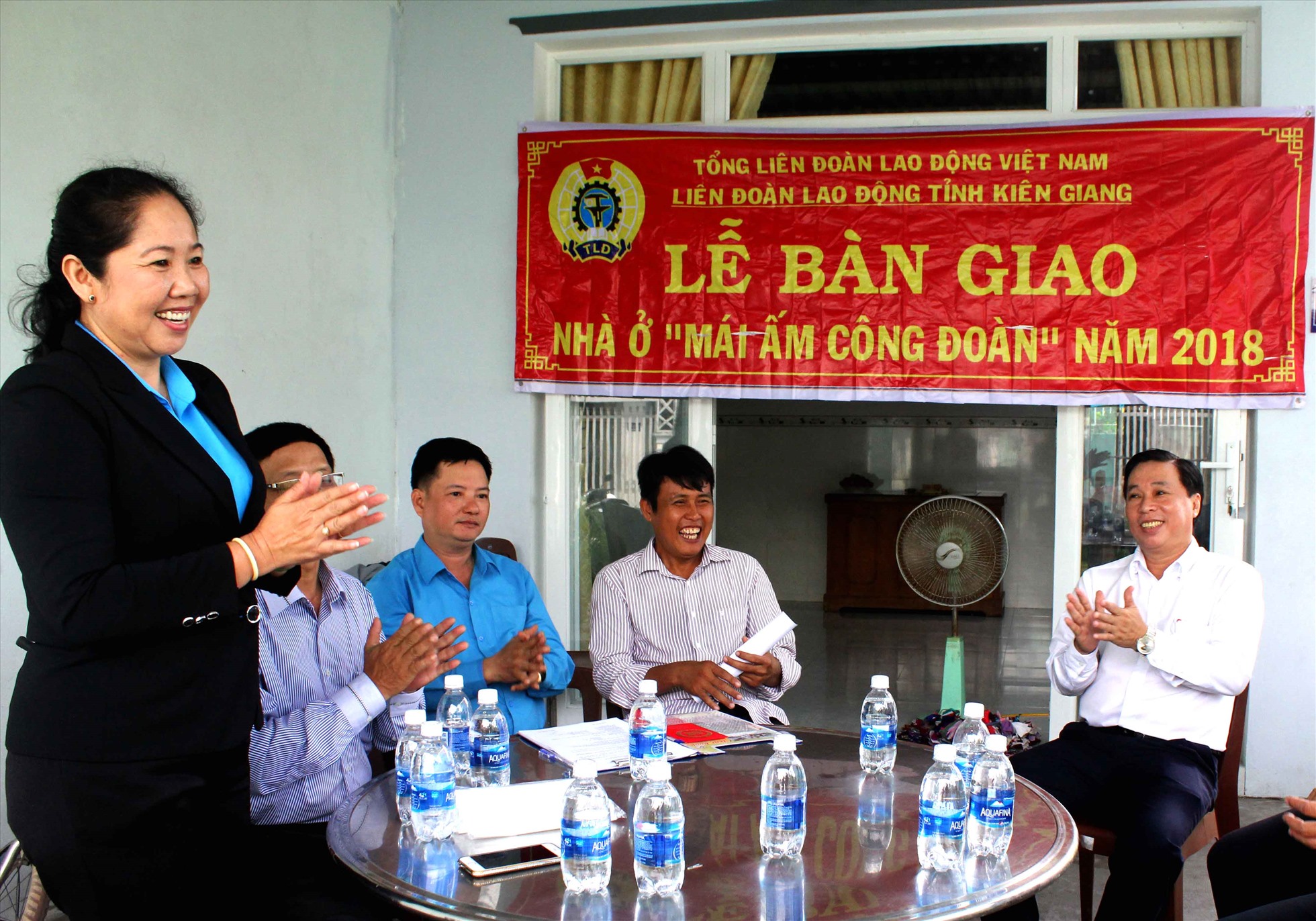 Bà Lâm Thị Mạnh, Chủ tịch Công đoàn ngành Giáo dục Kiên Giang tại lễ bàn giao Mái ấm Công đoàn cho nhà giáo khó khăn về nhà ở. Ảnh: Lâm Điền