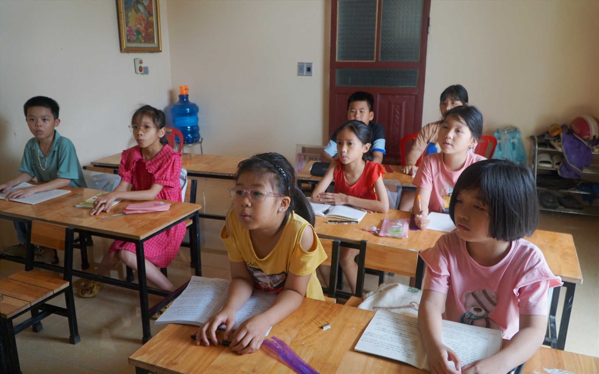 Sau nhiều nỗ lực, lớp học yêu thương của cô giáo Thắm đã có khoảng 30 em học sinh tham gia học scác buổi trong tuần. Ảnh: Minh Hoàng