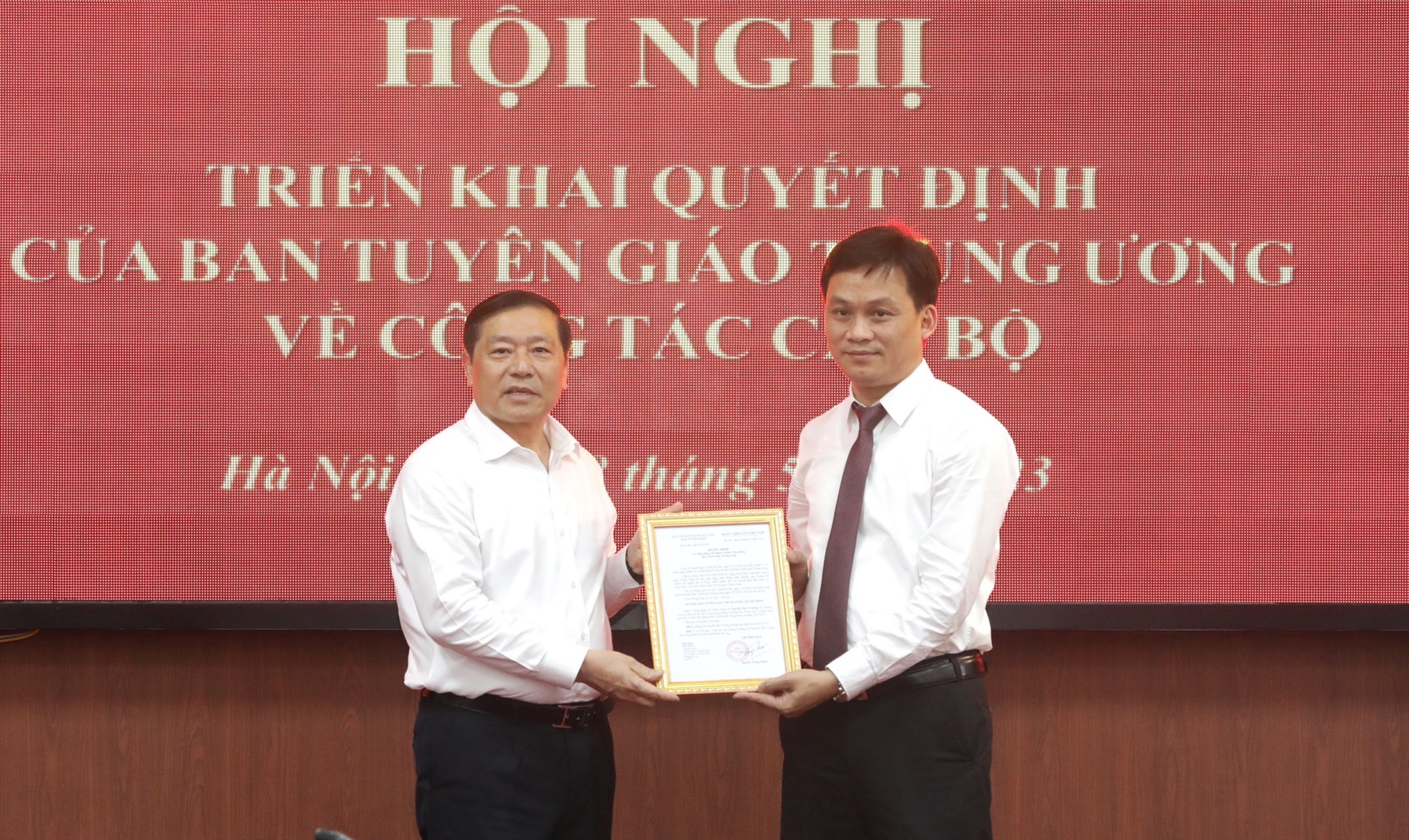 Ông Lại Xuân Môn trao quyết định bổ nhiệm Chánh văn phòng Ban Tuyên giáo Trung ương. Ảnh: VGP