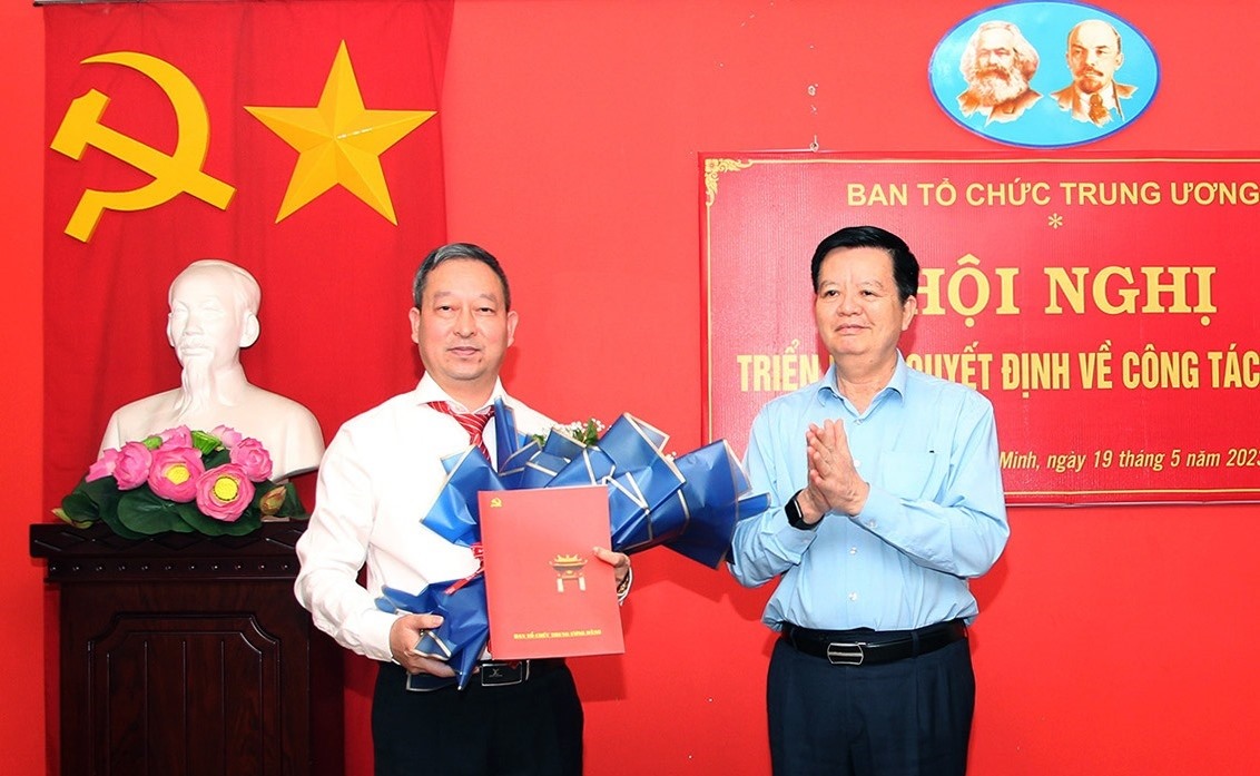 Ông Mai Văn Chính - Phó Trưởng ban Thường trực Ban Tổ chức Trung ương trao quyết định và chúc mừng ông Đoàn Ngọc Thọ. Ảnh: Ban Tổ chức Trung ương.