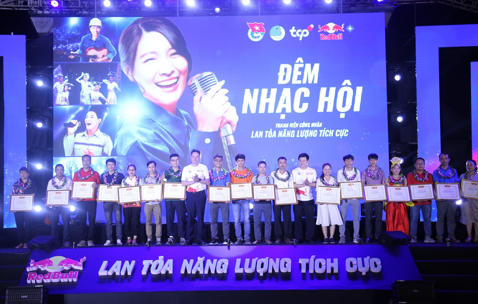 Bên cạnh đó, Tỉnh Đoàn – Hội LHTN Việt Nam tỉnh Quảng Nam đã tuyên dương 20 thanh niên công nhân tiêu biểu có thành tích xuất sắc trong lao động, sản xuất và tích cực trong các hoạt động của Đoàn, Hội. Ảnh: Ái Vân