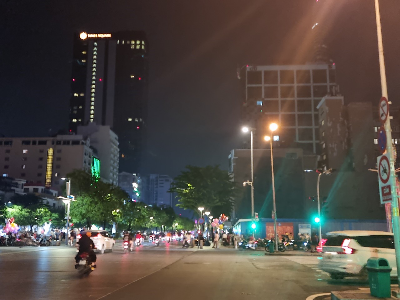 Đường Nguyễn Huệ, trung tâm TP Hồ Chí Minh không còn bảng quảng cáo sáng rực sau 22 giờ. Ảnh: Nam Dương