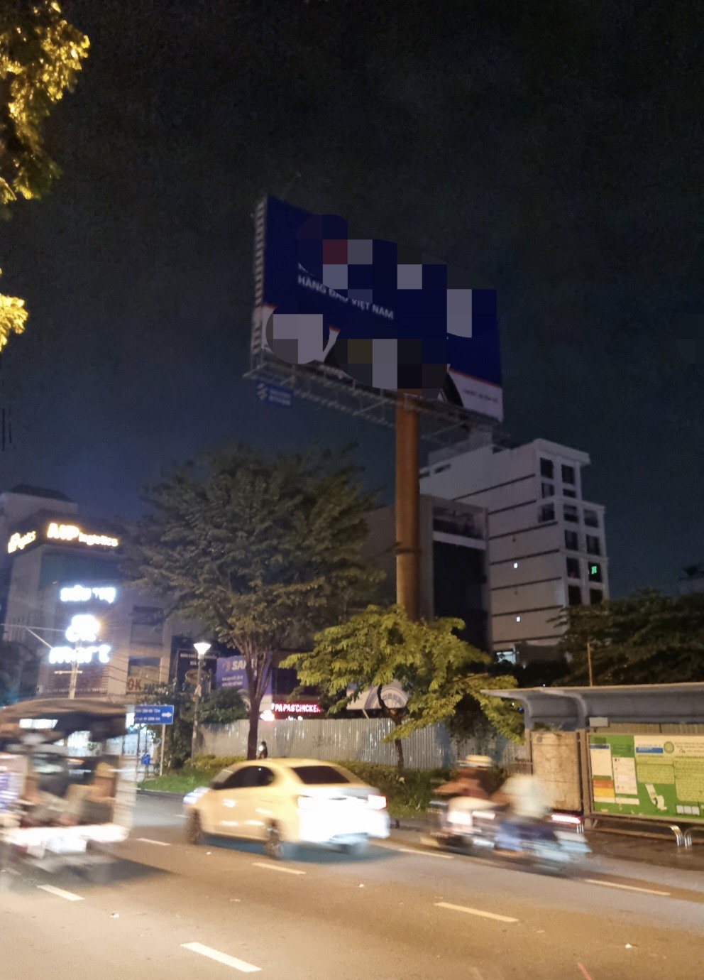 Bảng quảng cáo ngoài trời trên đường Trường Sơn đã tắt điện sau 22 giờ để tiết kiệm điện. Ảnh: Nam Dương