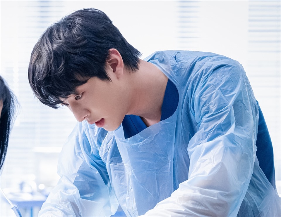 Seo Woo Jin (Ahn Hyo Seop) trong một cảnh quay của Người thầy y đức 3. Ảnh: Nhà sản xuất SBS