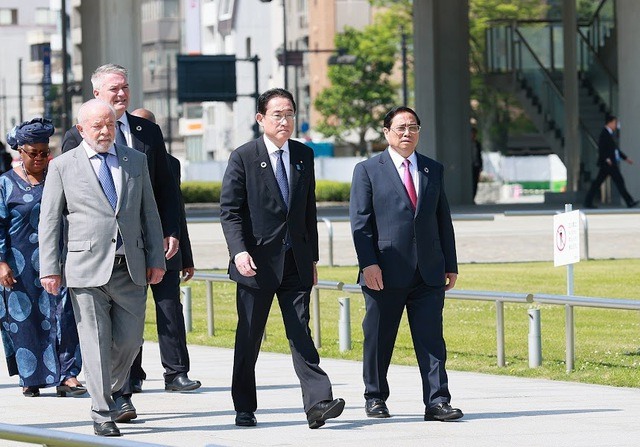 Thủ tướng Phạm Minh Chính cùng Thủ tướng Nhật Bản Kishida Fumio và trưởng đoàn các nước khách mời tham dự Hội nghị Thượng đỉnh G7 mở rộng thăm Công viên Tưởng niệm Hòa Bình tại thành phố Hiroshima. Ảnh: VGP