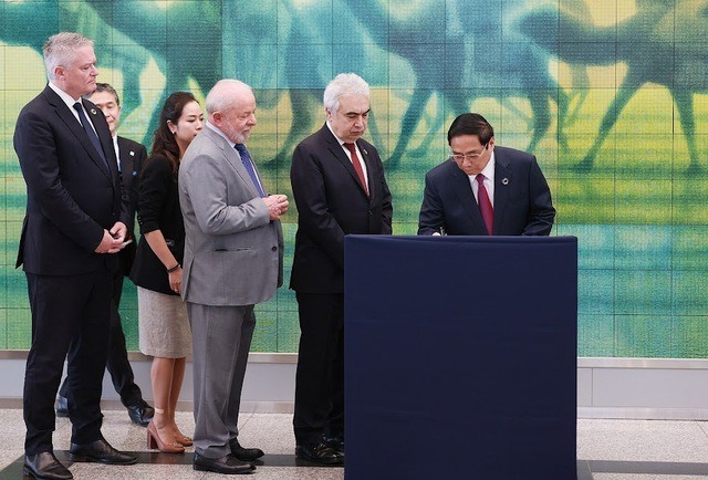 Thủ tướng Phạm Minh Chính ký sổ lưu niệm sau khi thăm Công viên Tưởng niệm Hòa Bìn. Ảnh: VGP