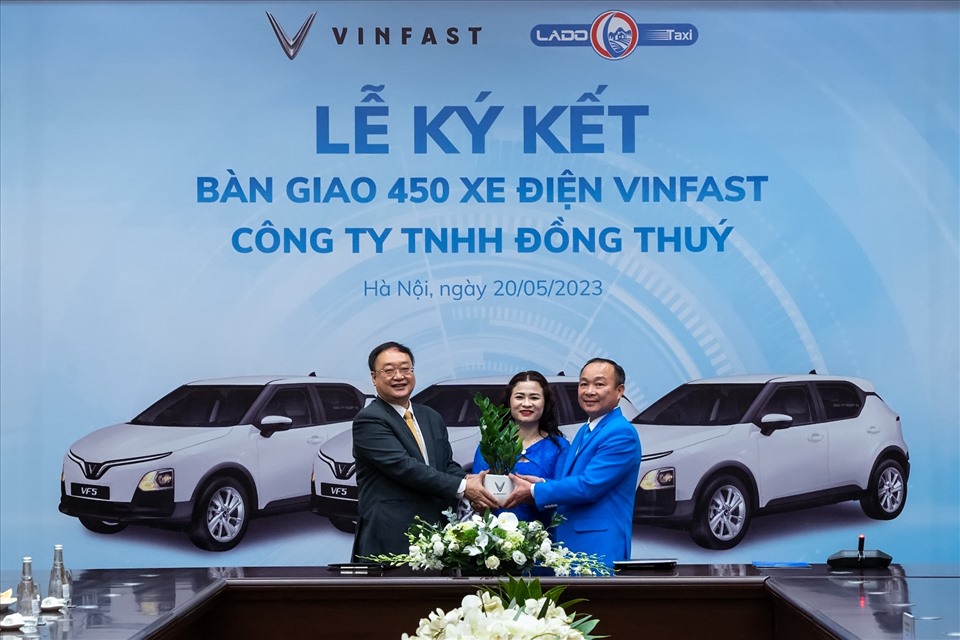 Là một trong những doanh nghiệp vận tải hành khách đầu tiên đưa ô tô điện VinFast vào hoạt động và đạt hiệu quả kinh doanh tích cực, Lado Taxi đã quyết định đầu tư chuyển đổi xanh mạnh mẽ và mở rộng dịch vụ taxi điện lên quy mô lớn hơn.
