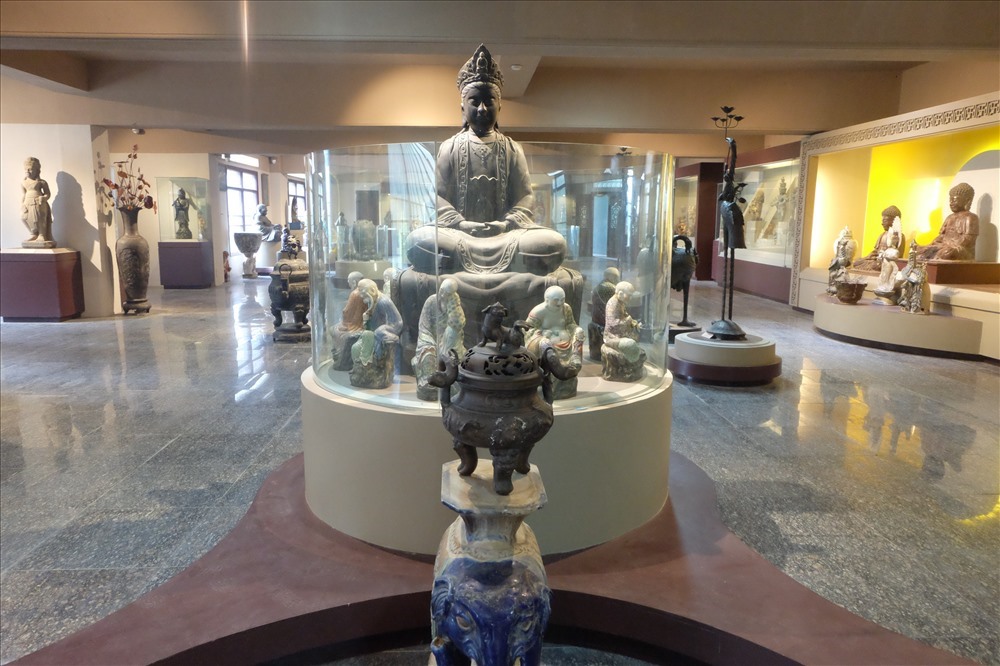 Bảo tàng văn hóa Phật giáo tọa lạc trong không gian ngôi chánh điện của Chùa Quán Âm Ngũ Giác Đài Sen (hay còn gọi là Chùa Quán Thế Âm). Ảnh: Hoàng Vinh