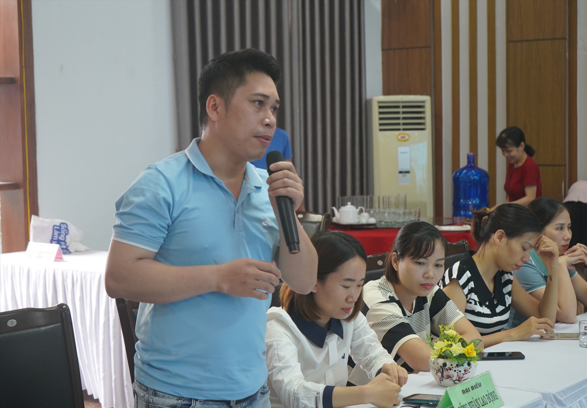 Anh Lương Minh Tuyền, công nhân nhà trọ thôn 2 Tân Tiến, An Dương, Hải Phòng chia sẻ tại hội thảo. Ảnh: Mai Dung
