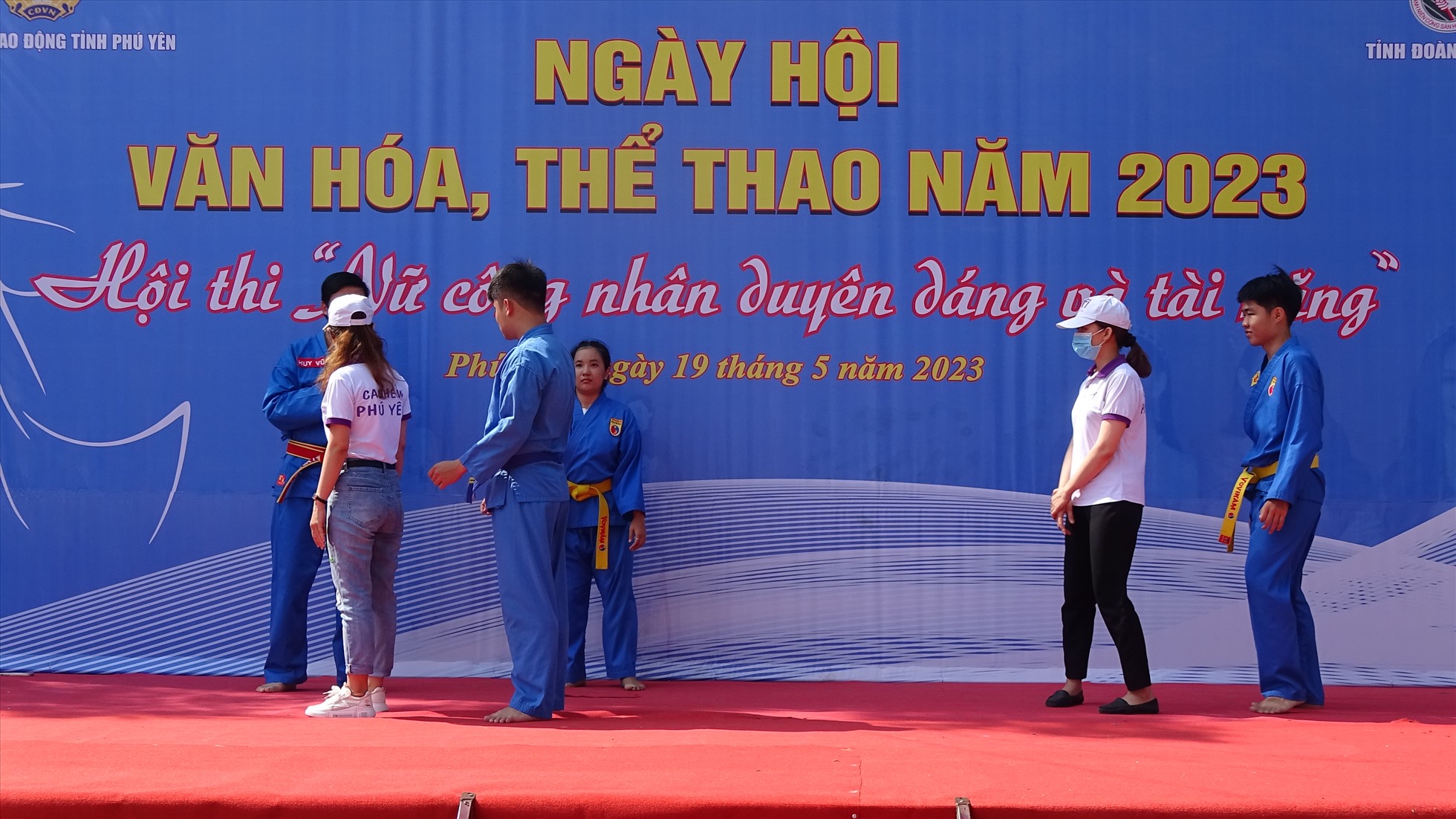 Hướng dẫn võ thuật tự vệ cho 50 nữ đoàn viên, công nhân lao động và nữ đoàn viên thanh niên công nhân tại ngày hội. Ảnh: Mạnh Tuấn