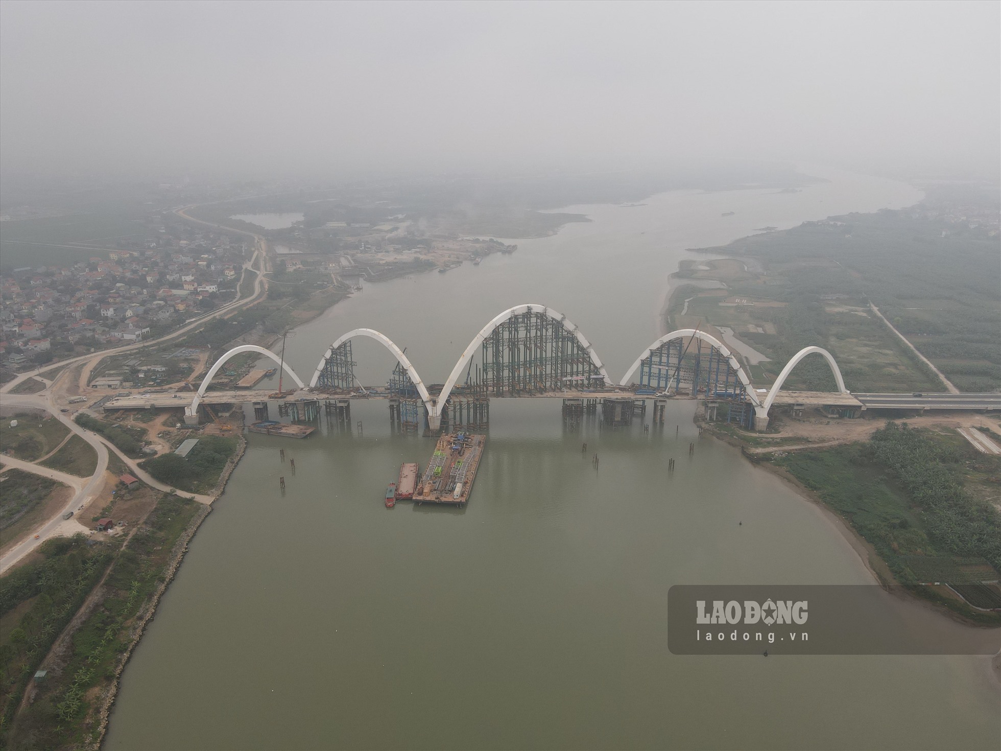 Công trường thi công ầu Phật Tích - Đại Đồng Thành (cầu Phật Tích) bắc qua sông Đuống có chiều dài hơn 1,5 km với tổng kinh phí hơn 1.900 tỷ đồng. Dự án được khởi công vào tháng 1.2018 và hợp long vào 30.6.2022.