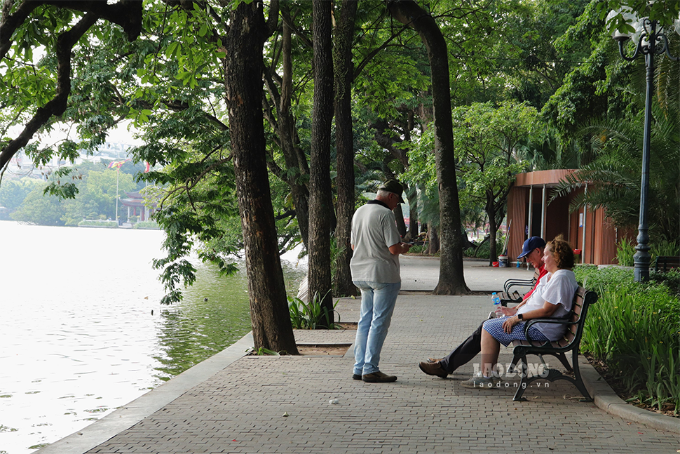 Mặc dù khu vực ven hồ gươm đều có bóng cây mát và ghế nghỉ chân nhưng chỉ có vài khách du lịch nước ngoài dừng chân ngồi nghỉ.