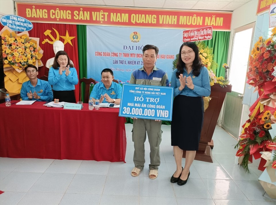 Lãnh đạo Công đoàn Tổng Công ty Hàng hải Việt Nam trao hỗ trợ Mái ấm công đoàn cho đoàn viên khó khăn. Ảnh: Công đoàn Hàng hải Việt Nam