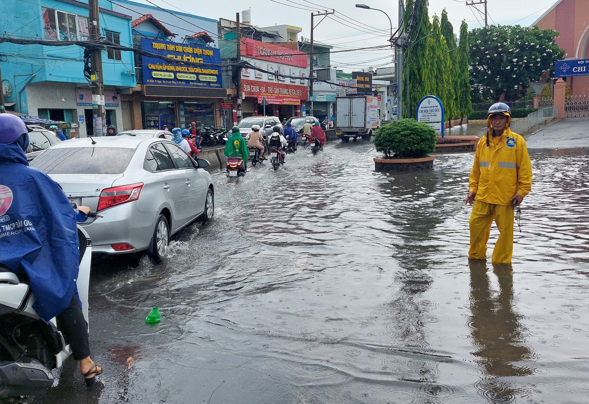 Đường Tô Ngọc Vân đoạn giáp đường ray xe lửa ngập nước trong cơn mua ngày 16.5.  Ảnh: Minh Quân