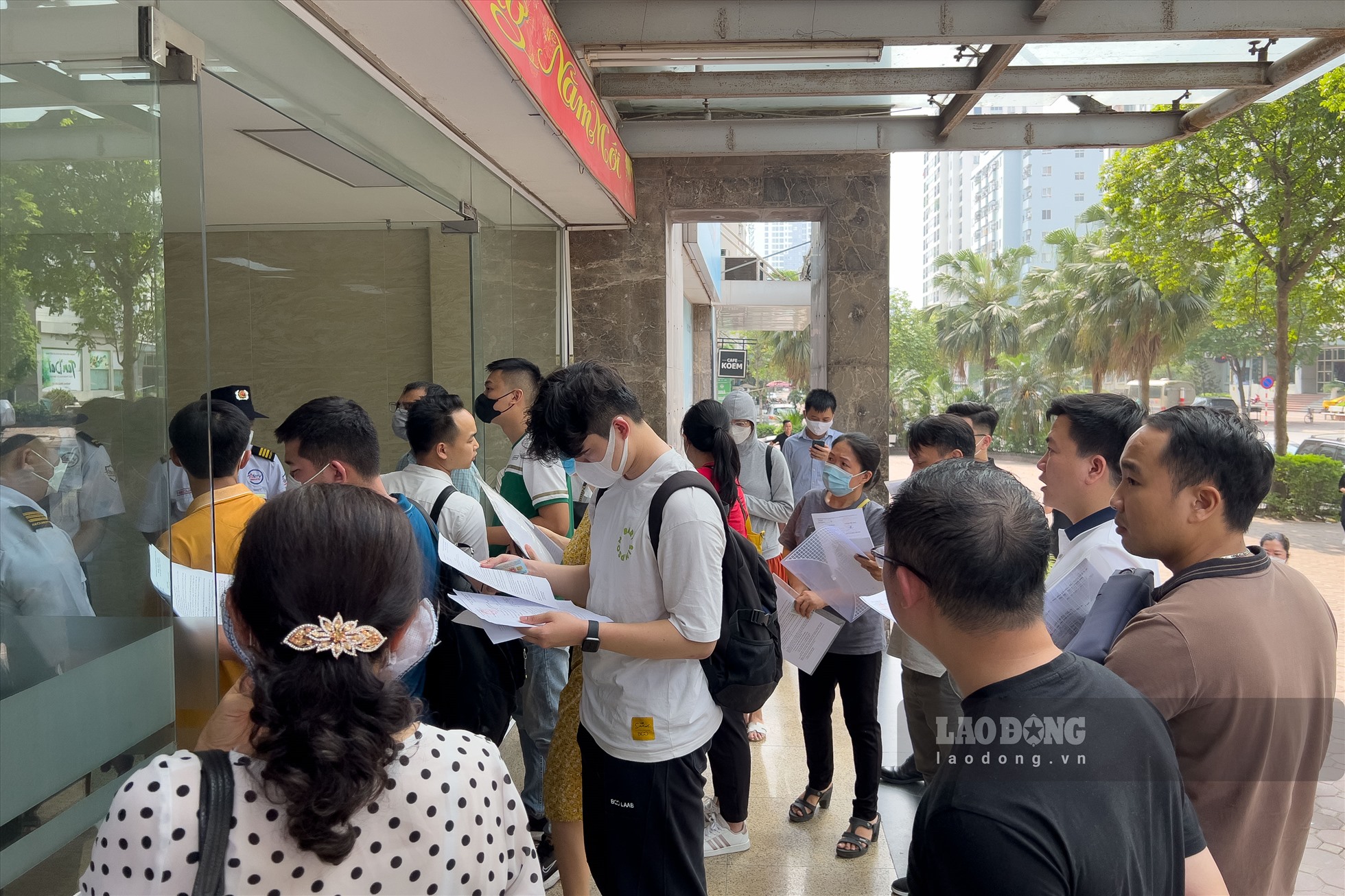 Người dân xếp hàng từ trưa để làm hồ sơ bốc thăm thuê căn hộ nhà ở xã hội NHS Trung Văn.