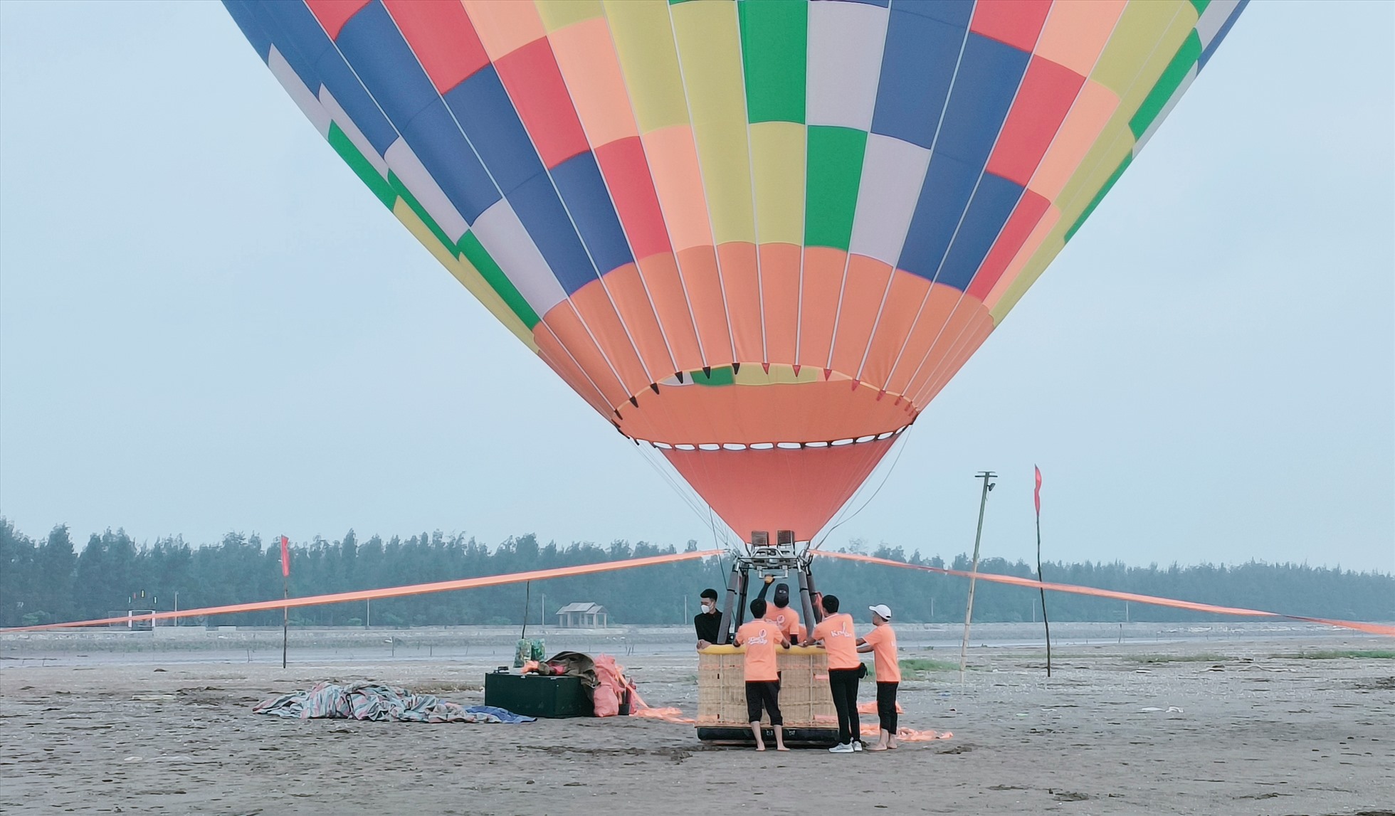 Dù rất nỗ lực song đơn vị tổ chức bay khinh khí cầu vẫn chưa thể bay. Ảnh: Trung Du