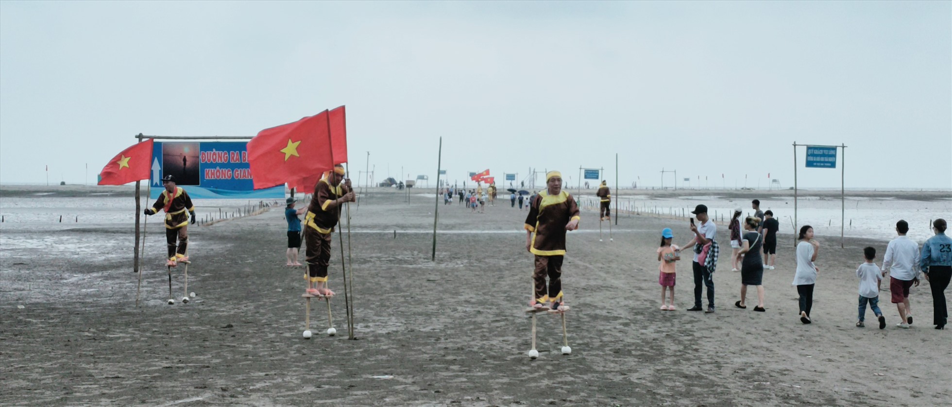 Một số hoạt động còn lại như biểu diễn dân vũ thể thao, trình diễn đi cà kheo đá bóng trên bãi biển vẫn được diễn ra. Ảnh: Trung Du