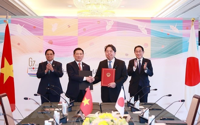 Thủ tướng Phạm Minh Chính và Thủ tướng Kishida Fumio đã chứng kiến trao đổi văn bản ký kết 3 dự án hợp tác ODA với tổng trị giá 61 tỉ yen (khoảng 500 triệu USD). Ảnh: TTXVN