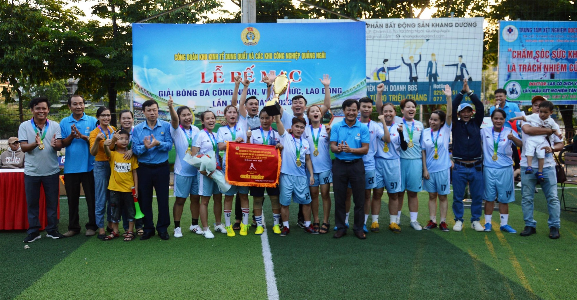 Đội nữ CĐCS Công ty TNHH KingMaker III (Việt Nam) Footwear đoạt cúp vô địch. Ảnh: Ngọc Viên