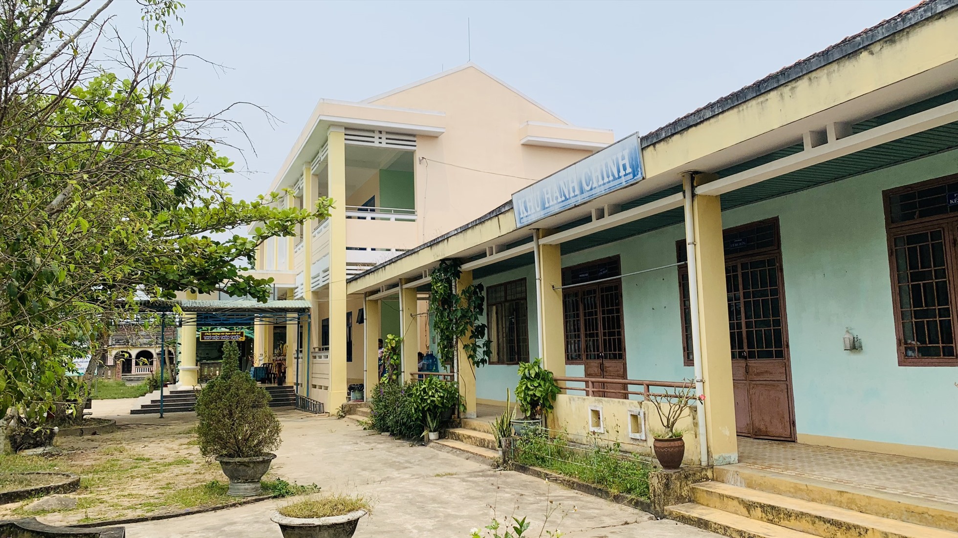 UBND huyện Thăng Binh, Quảng Nam chỉ đạo kiểm điểm làm rõ trách nhiệm đối với tập thể, cá nhân có liên quan đến sai phạm tại trường Tiểu học Trưng Vương. Trong ảnh Khu hiệu bộ trường Tiểu học Trưng Vương. Ảnh Hoàng Bin.