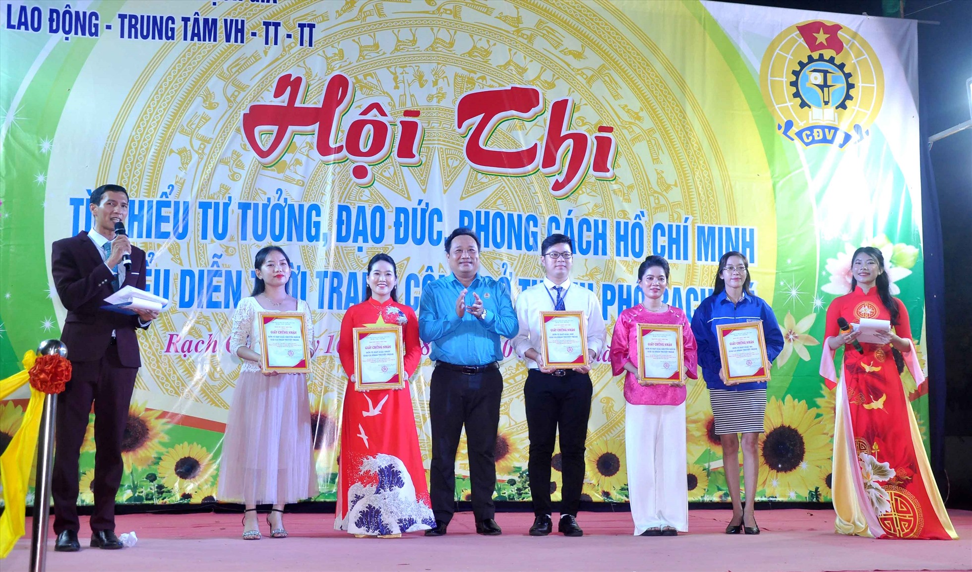 Ông Phạm Văn Đằng, Phó Chủ tịch LĐLĐ TP Rạch Giá trao thưởng cho các tập thể, cá nhân đạt thành tích cao tại hội thi. Ảnh: LĐLĐ TP Rạch Giá