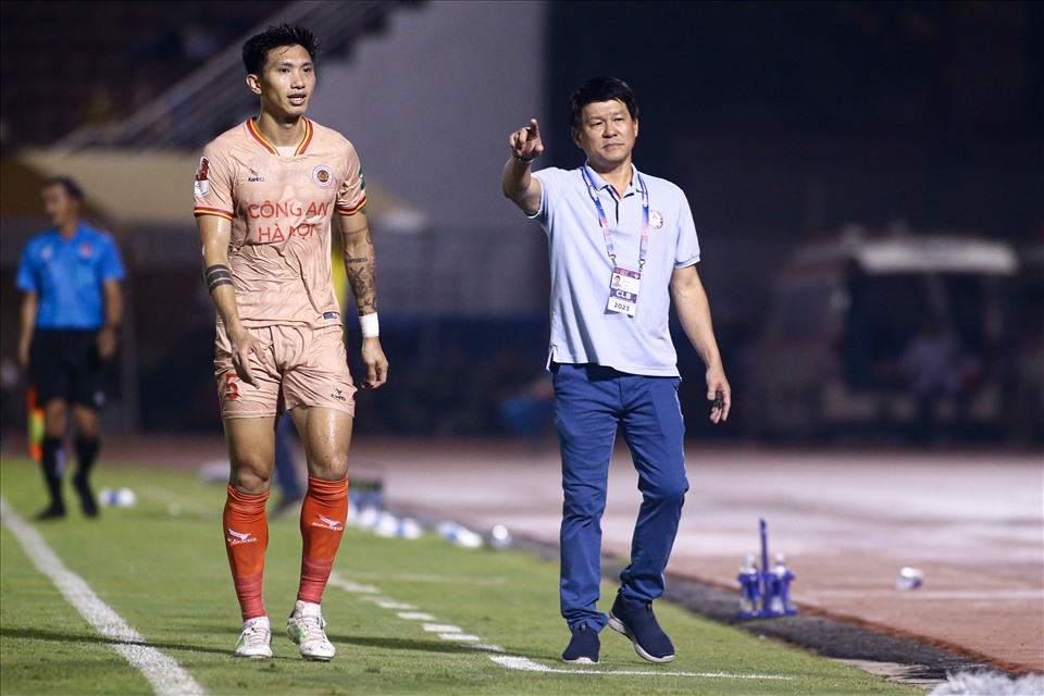 Trong khi đó, TPHCM tiếp tục đứng áp chót trên bảng xếp hạng với 4 điểm. Đội bóng của huấn luyện viên Vũ Tiến Thành chỉ hơn đội cuối bảng Đà Nẵng 1 điểm nhưng đã chơi nhiều hơn 1 trận.