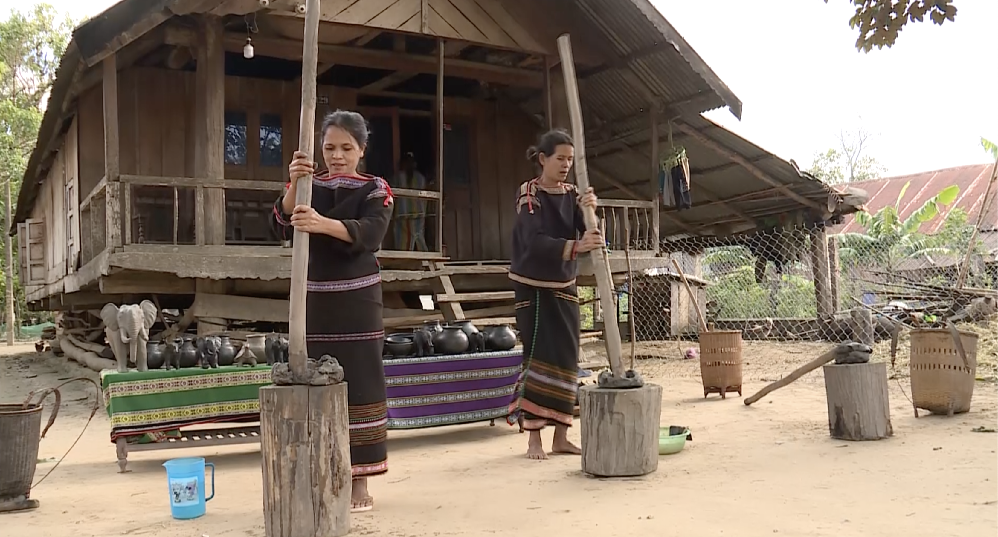 Hiện, chỉ có một số ít người phụ nữ đồng bào M’nông R'lâm còn làm loại gốm cổ này. Ảnh: Bảo Trung