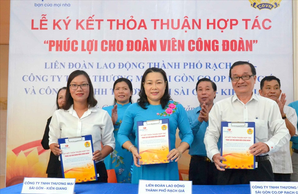 Ký kết thoả thuận hợp tác giữa LĐLĐ TP Rạch Giá với Công ty TNHH Thương mại Sài Gòn Co.op Rạch Giá. Ảnh: Lâm Điền