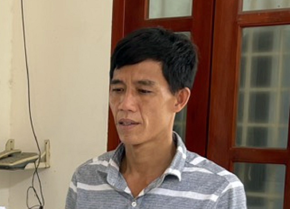 Đối tượng Nguyễn Văn Cảnh tại thời điểm bị cơ quan chức năng tống đạt quyết định khởi tố bị can, bắt tạm giam. Ảnh: Nghiêm Túc