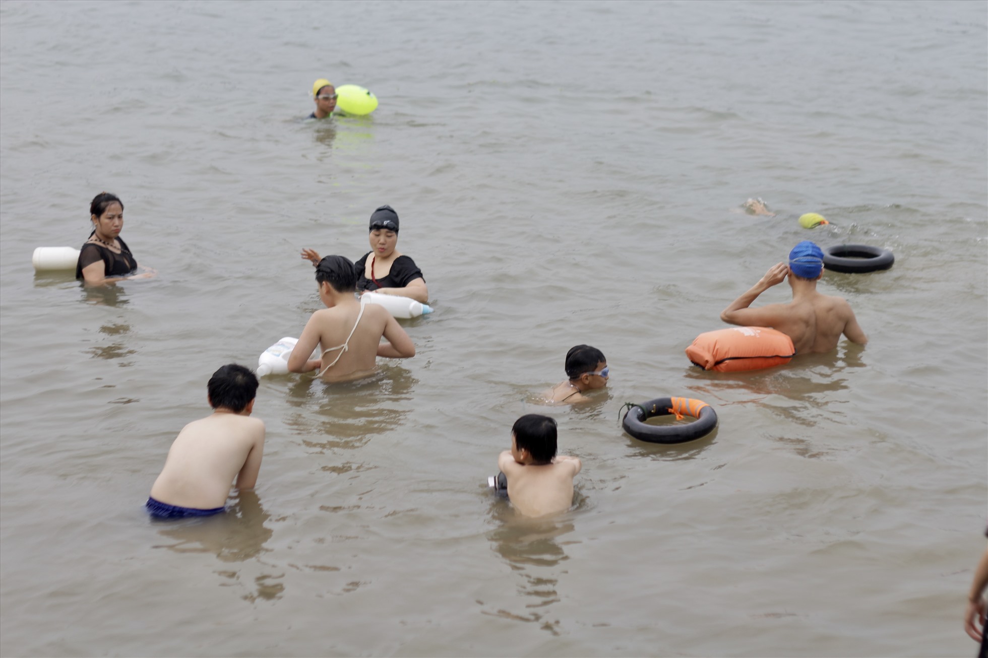 Lác đác vài người trang bị vật dụng bơi chuyên dụng để đảm bảo an toàn. Ảnh: Minh Hồng