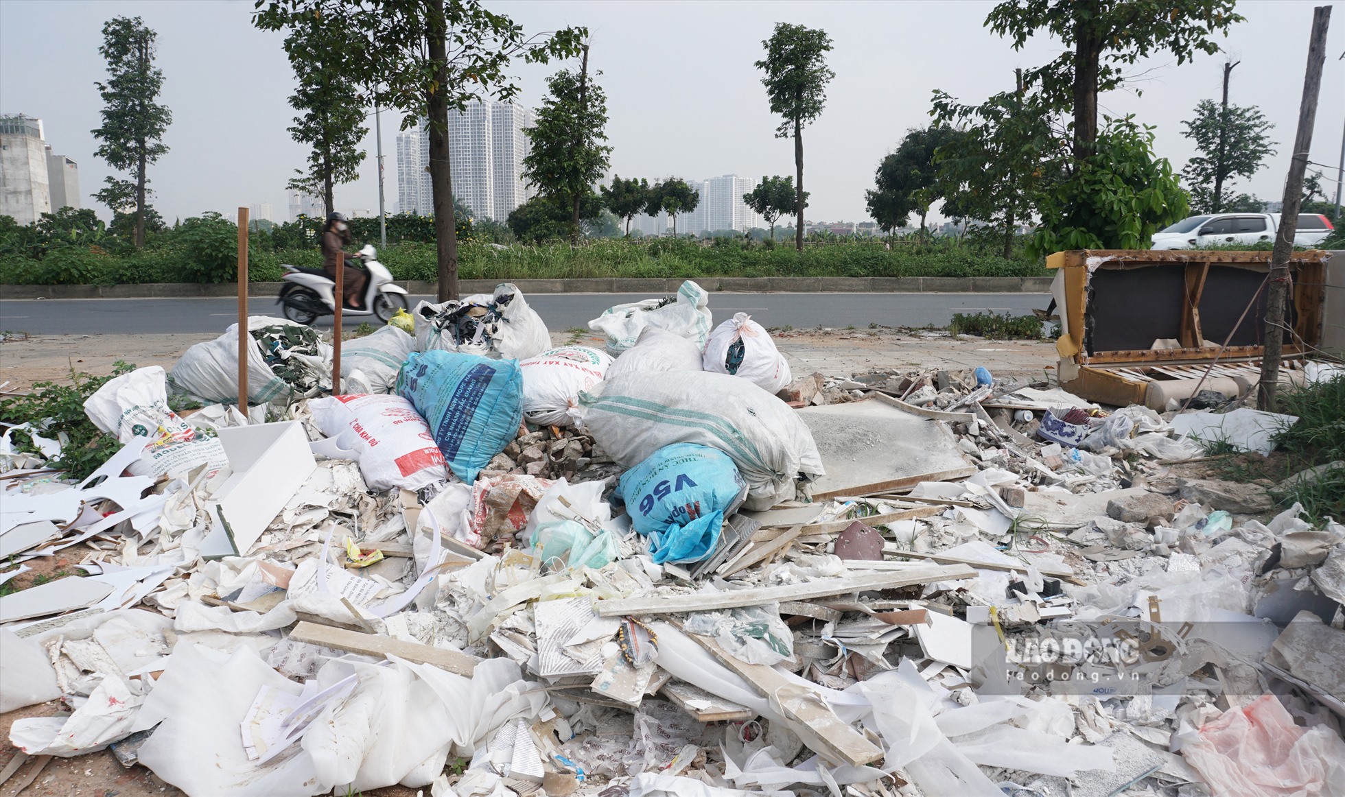 Rác với đủ chủng loại từ rác thải sinh hoạt, rác thải xây dựng và cả rác thải điện tử cũng được vứt bừa bãi ra khu vực này.