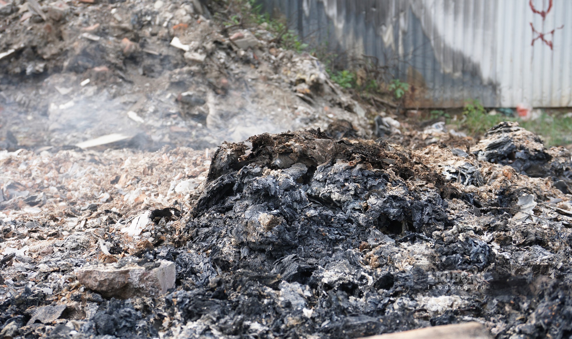 Tình trạng đốt rác cũng diễn ra ở đây khiến cho cuộc sống của người dân xung quanh bị ảnh hưởng.