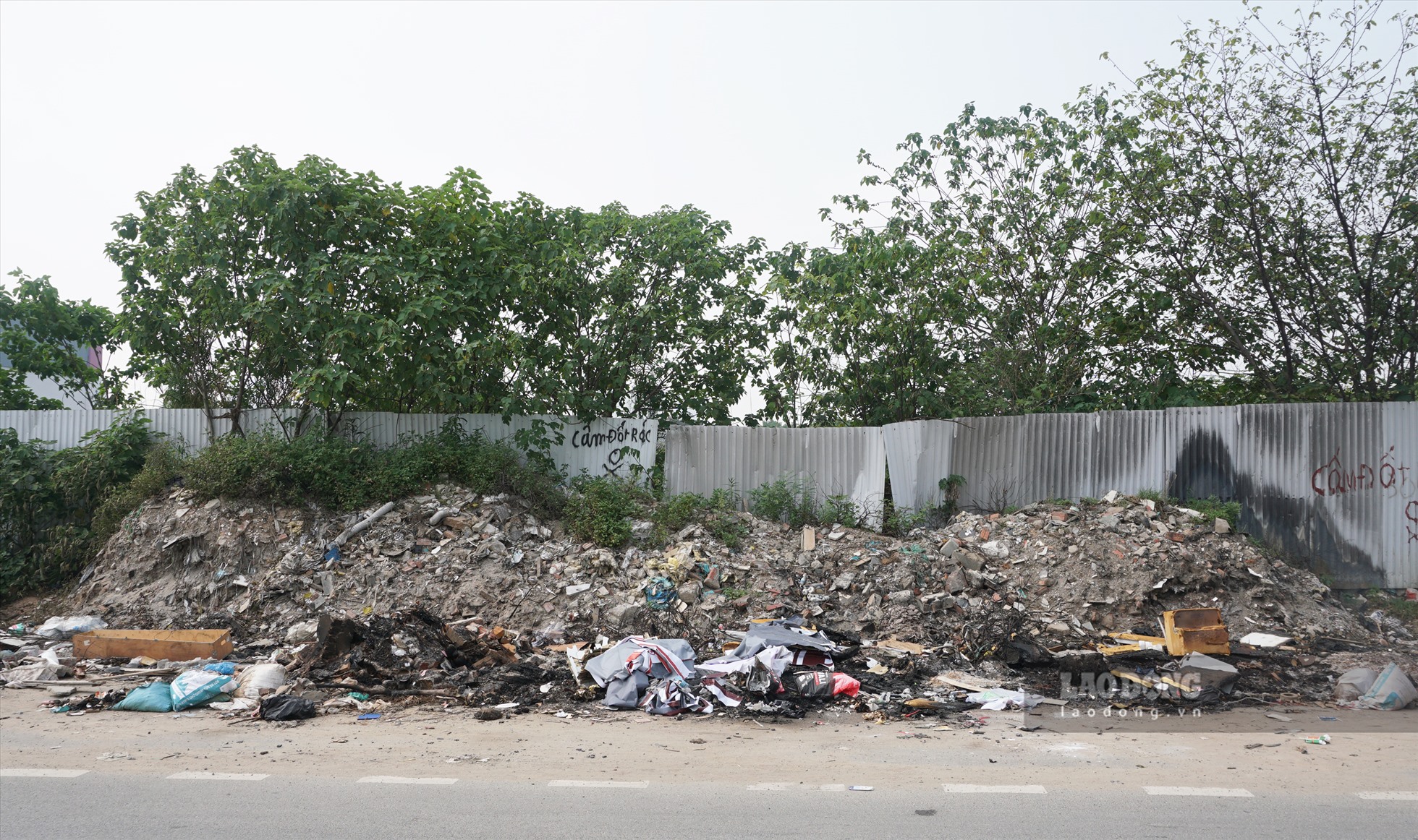 Theo ghi nhận, tại địa bàn phường Dương Nội (quận Hà Đông) xuất hiện các bãi rác thải tự phát trên các tuyến đường nội khu của khu đô thị Dương Nội 1, bốc mùi hôi thối gây mất mỹ quan đô thị và ô nhiễm môi trường.