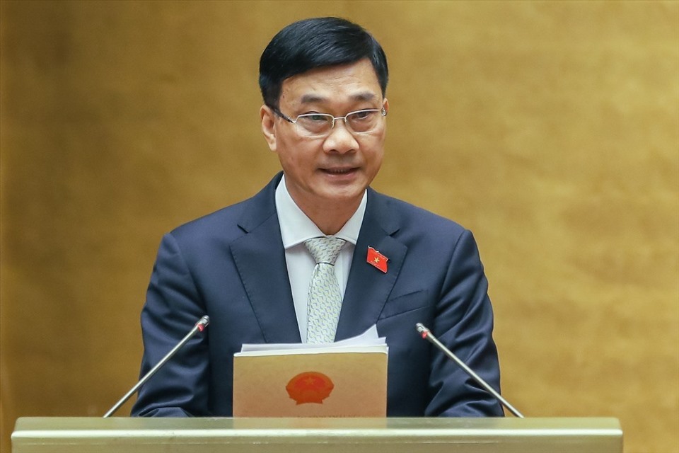 Chủ nhiệm Uỷ ban Kinh tế Vũ Hồng Thanh trình bày báo cáo thẩm tra kinh tế xã hội, ngày 22/5. Ảnh: Hoàng Phong
