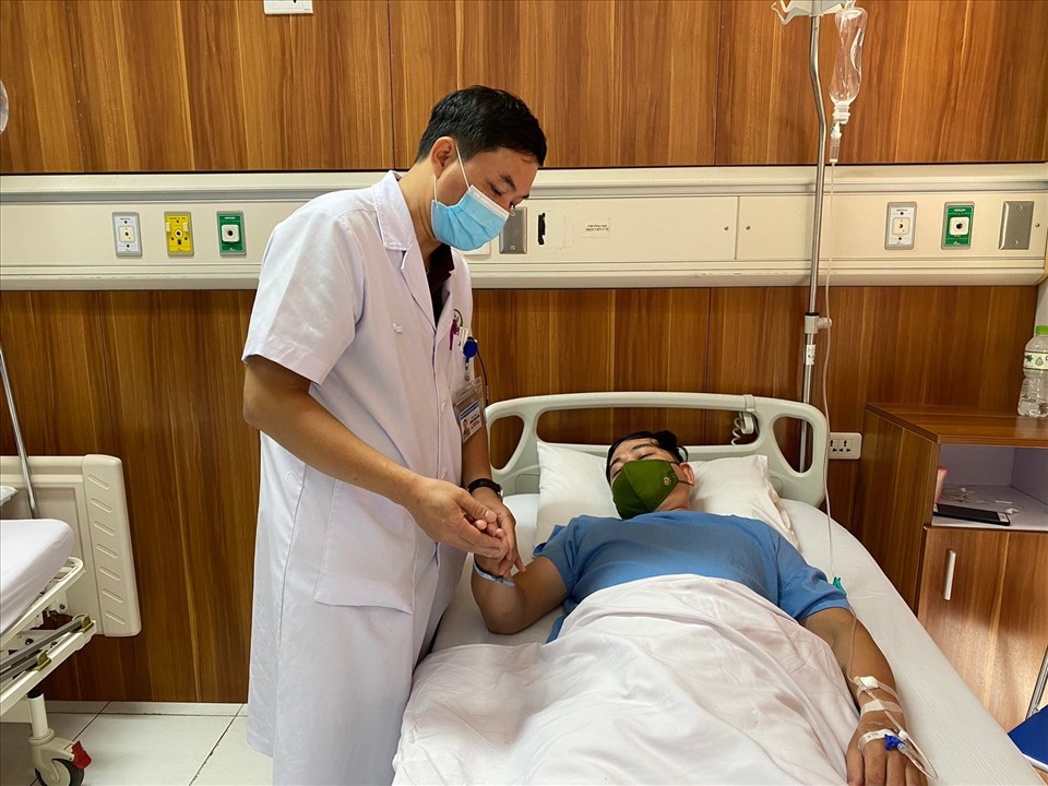 Bác sĩ khám điều trị cho bệnh nhân tại BV Việt Đức. Ảnh: Thùy Linh
