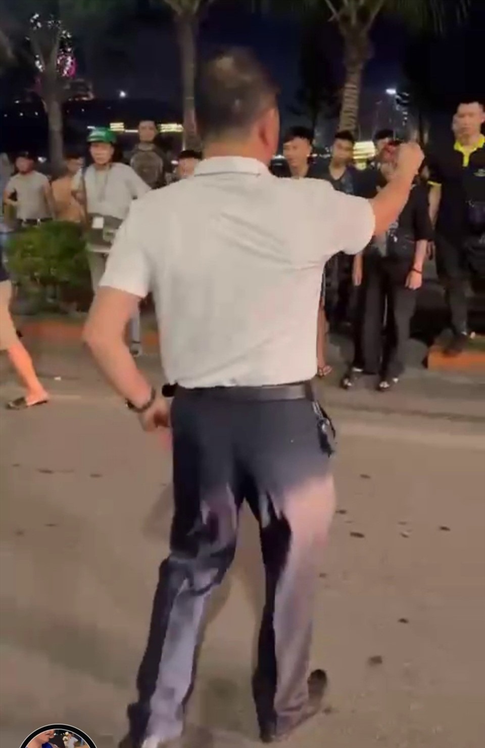 Trưởng Công an phường Bãi Cháy Nguyễn Thành Nam có hành vi không chuẩn mực với người dân. Ảnh cắt từ video clip