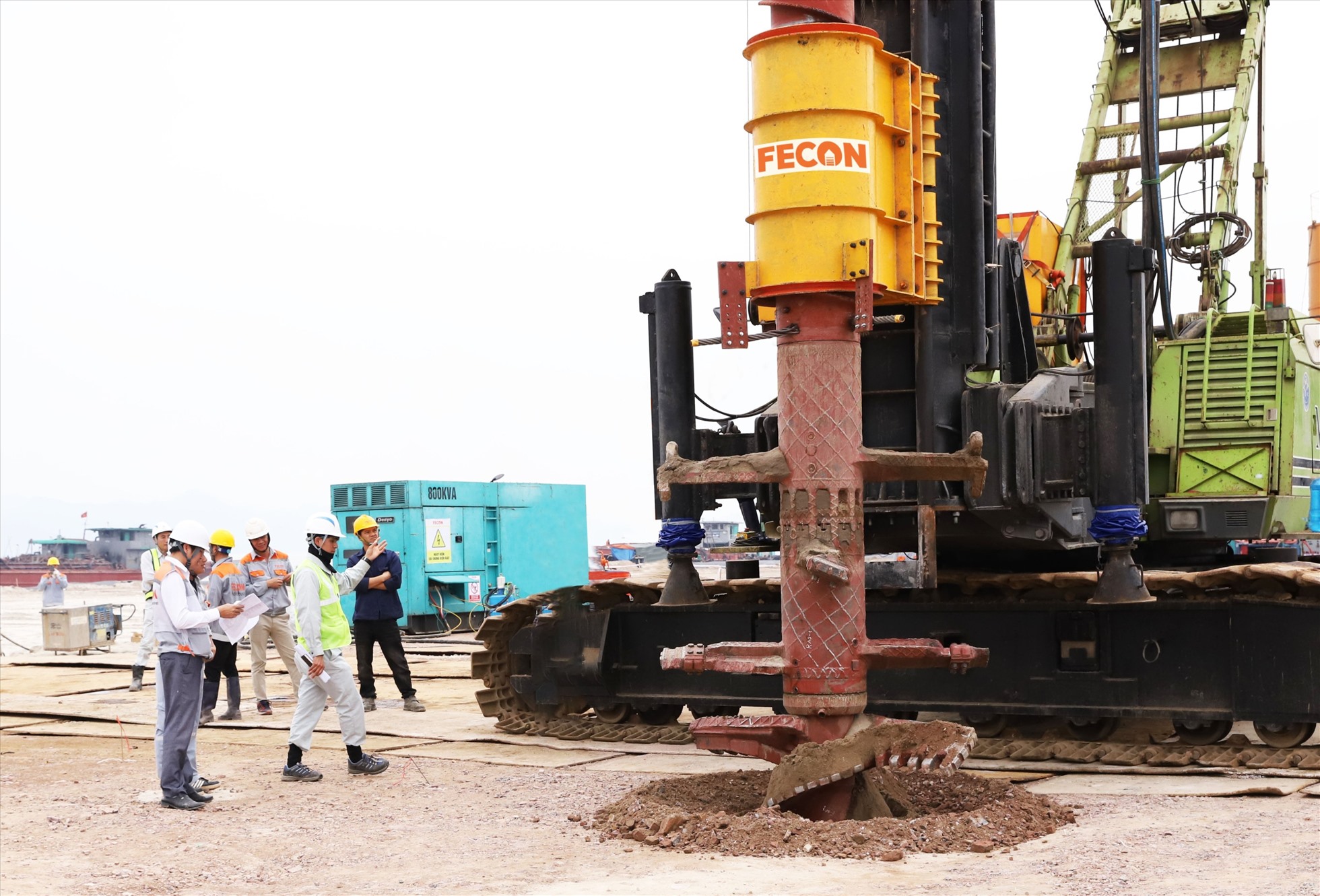 Tại dự án Bến 5 và 6 Khu bến cảng Lạch Huyện, thuộc Cảng biển Hải Phòng, FECON đã thực hiện thi công đại trà trụ đất xi măng bằng công nghệ RAS