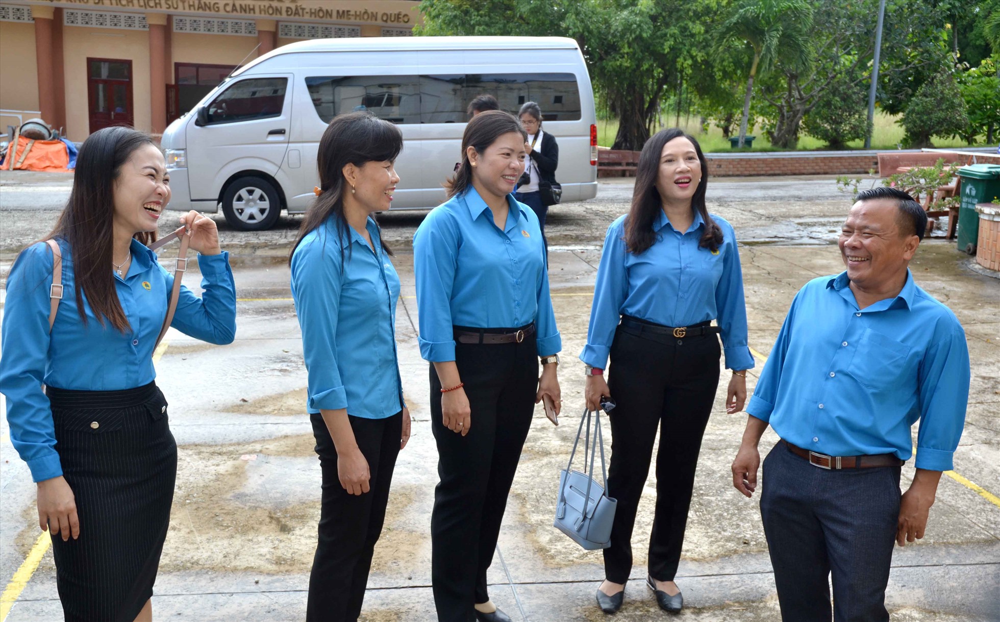 Chủ tịch LĐLĐ huyện Hòn Đất Phạm Văn Lý (bìa phải ảnh) trò chuyện với các nữ cán bộ Công đoàn. Ảnh: Lâm Điền