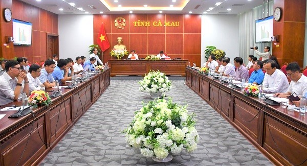 Chủ tịch UBND tỉnh  Cà Mau Huỳnh Quốc Việt chủ trì cuộc họp tháo gỡ khó khăn cho ngành tôm ngày 22.5. Ảnh: Nhật Hồ