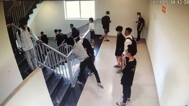 Camera ghi lại cảnh sinh viên đánh nhau ở cầu thang trường Đại học FPT vào trưa 18.5. Ảnh cắt từ clip