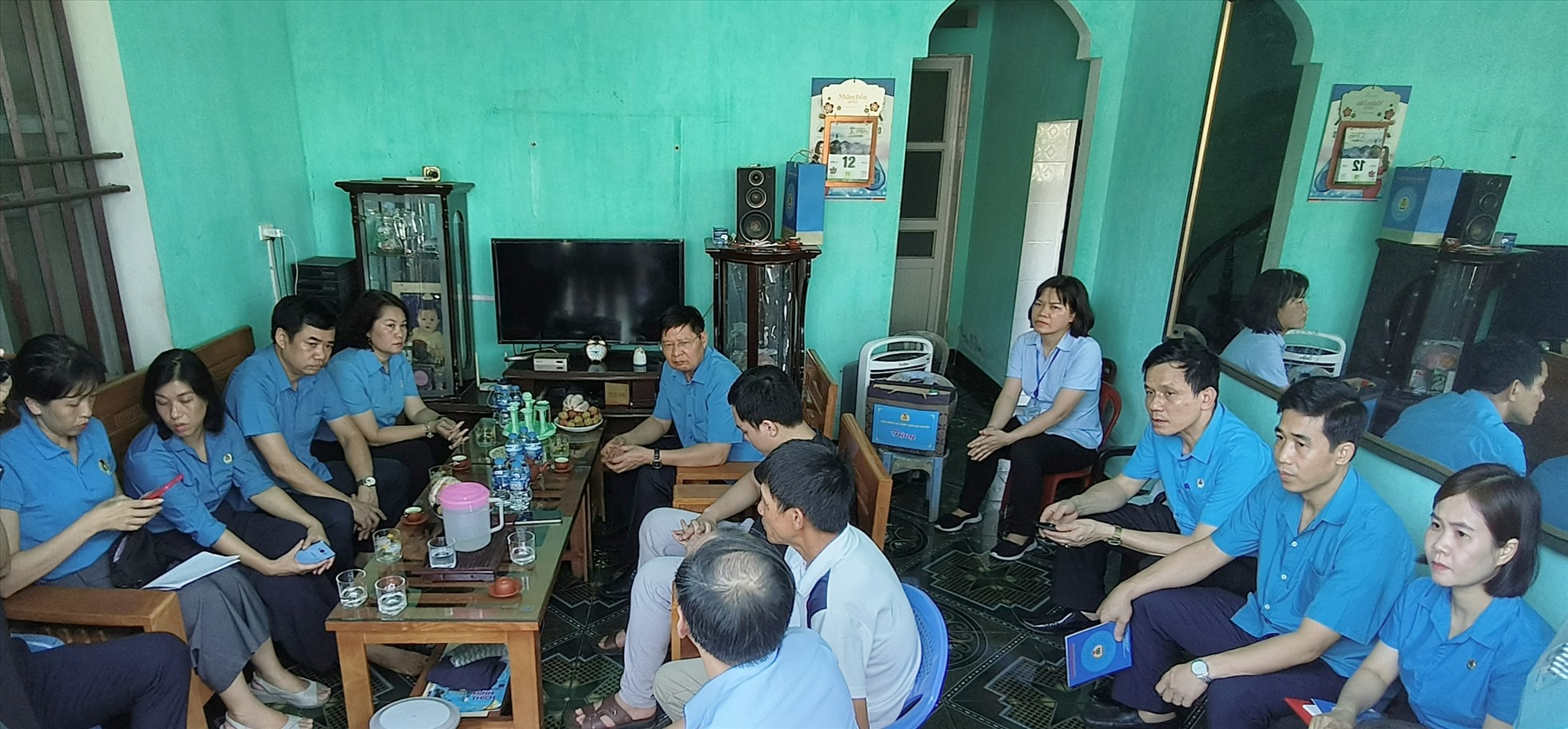 Đoàn công tác do đồng chí Phan Văn Anh - Phó Chủ tịch Tổng LĐLĐ Việt Nam đến thăm hỏi anh Đô và gia đình. Ảnh: Trung Du