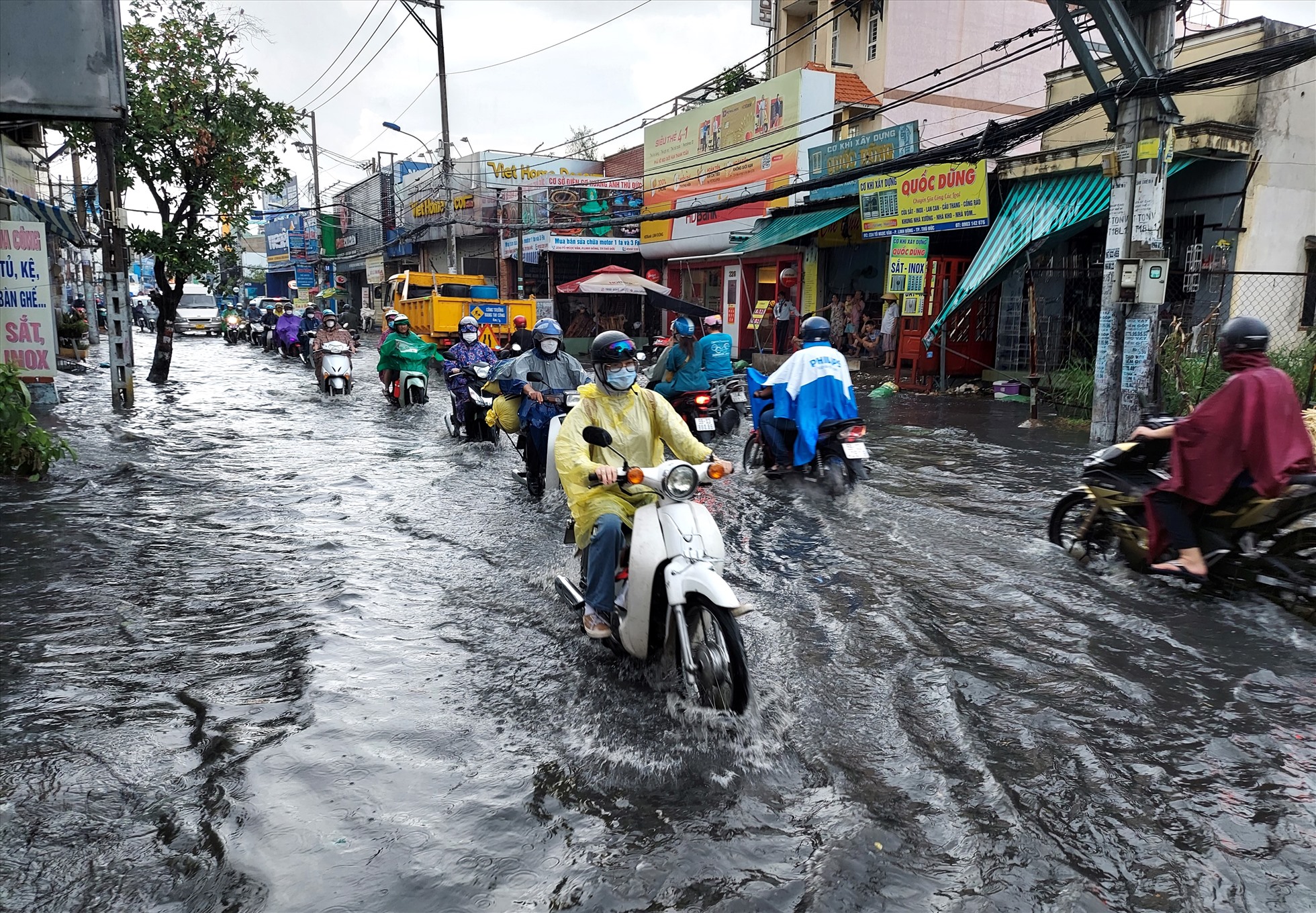 Cách đó khoảng 500 m, đường Tô Ngọc Vân giao đường Linh Đông cũng ngập nước khiến người dân đi lại khó khăn.