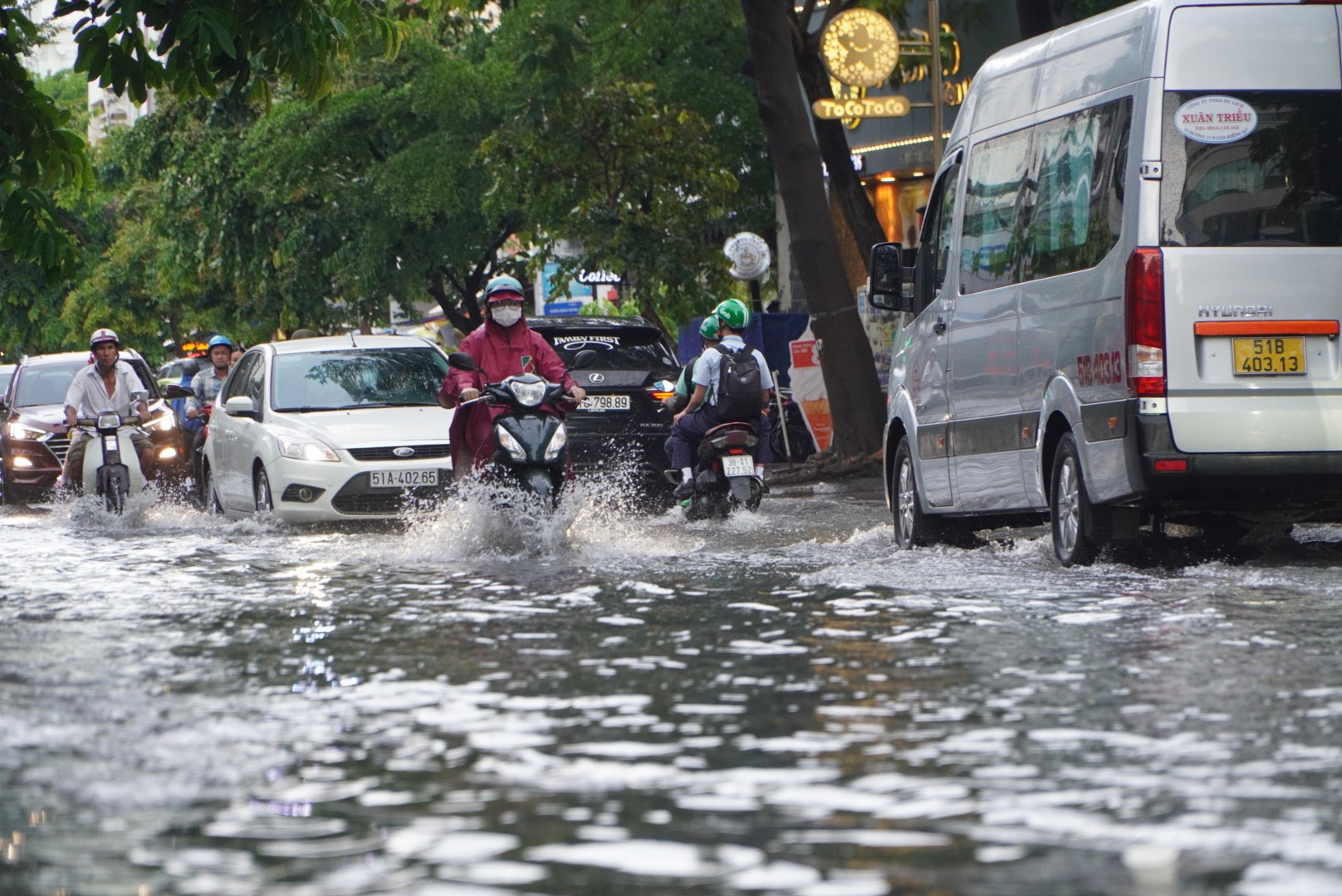 Đường Quốc Hương trong khu nhà giàu Thảo Điền cũng ngập lênh lánh do cơn mưa lớn chiều 22.5.