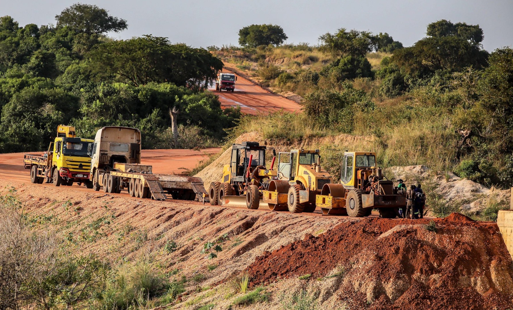 Xây dựng đường ống dẫn dầu Đông Phi ở Công viên Quốc gia Thác Murchison, Uganda. Ảnh: China Dialogue