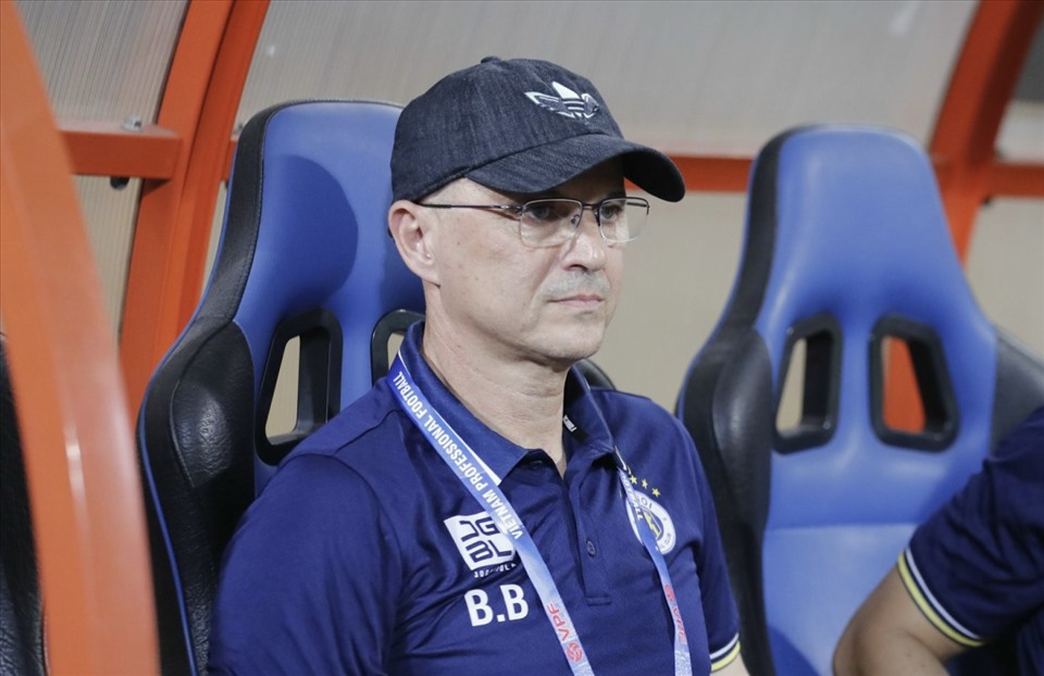 Huấn luyện viên Bandovic tiếc nuối khi đội nhà chỉ có được 1 điểm ở vòng 8 V.League 2023. Ảnh: Đức Cường