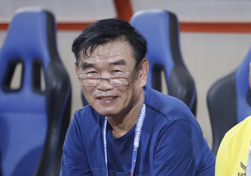 Huấn luyện viên Phan Thanh Hùng hài lòng với trận hoà của Đà Nẵng. Ảnh: Văn Cường