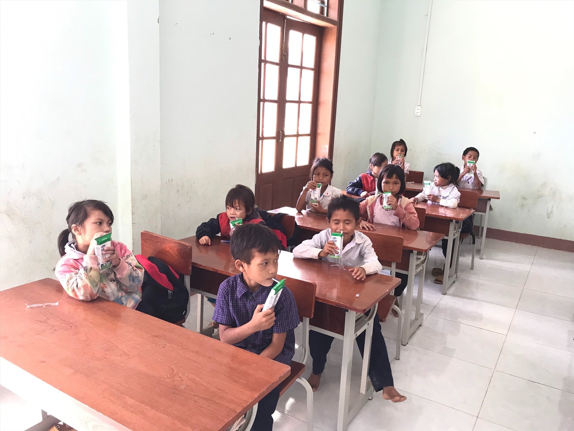 Gần 100 trẻ em miền núi Quảng Nam được uống sữa miễn phí từ chương trình sữa học đường. Ảnh Hoàng Bin